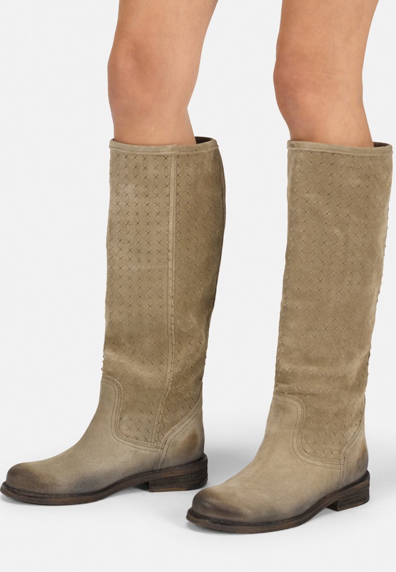Knöchelhohe, hellbraune Wildlederstiefel mit einem strukturierten Diamantmuster, runder Spitze und niedrigem Holzabsatz, der an der Basis eine abgenutzte Optik aufweist.