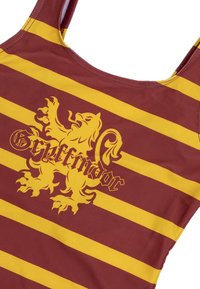 Bordeauxfarbener Badeanzug mit gelben horizontalen Streifen und einem Löwenemblem sowie dem Schriftzug "Gryffindor" darunter, aus dehnbarem, glattem Stoff gefertigt.