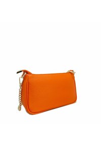 Clutch bag in pelle arancione con finitura testurizzata, dotata di tracolla in catena color oro e chiusura con zip, forma rettangolare.
