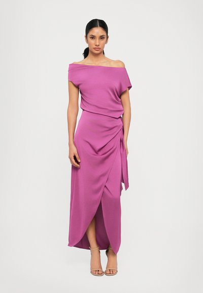Abito maxi rosa con scollo a spalle scoperte e design a portafoglio, caratterizzato da un nodo laterale e un'alta spaccatura, realizzato in un tessuto morbido e fluido.