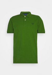 Polo vert à manches courtes avec col et deux boutons, avec un petit logo brodé sur la poitrine gauche.