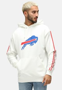 Weißer Hoodie mit einem blauen und roten Büffel-Design auf der Vorderseite, roten Streifen an den Ärmeln und einer Kängurutasche. Weicher Stoff, lässige Passform.