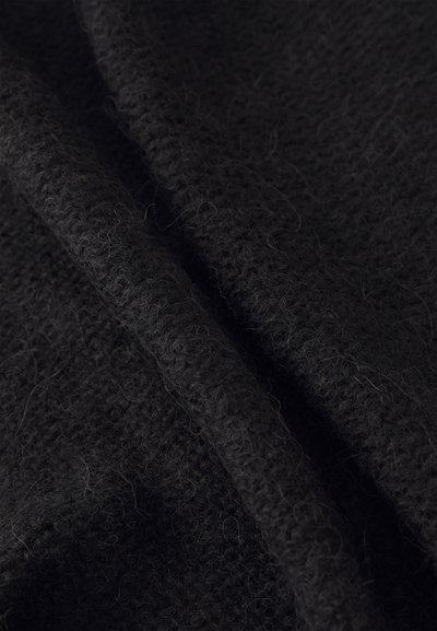 Țesătură tricotată neagră cu o textură fuzzy, având un aspect moale și cald, o țesătură ușor neregulată și fibre vizibile.