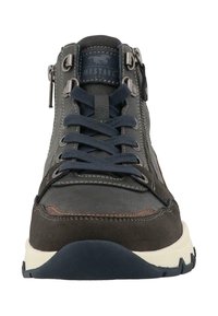 Tmavě šedá kožená a semišová bota s modrými tkaničkami, bočním zipem, bílou podrážkou a kontrastním hnědým prošitím. Zaoblená špička a strukturované akcenty.