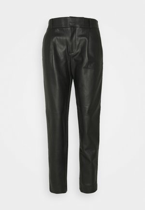 Pantalon noir taille haute en simili cuir avec coupe droite, couture avant cousue et passants de ceinture sur un fond uni clair.