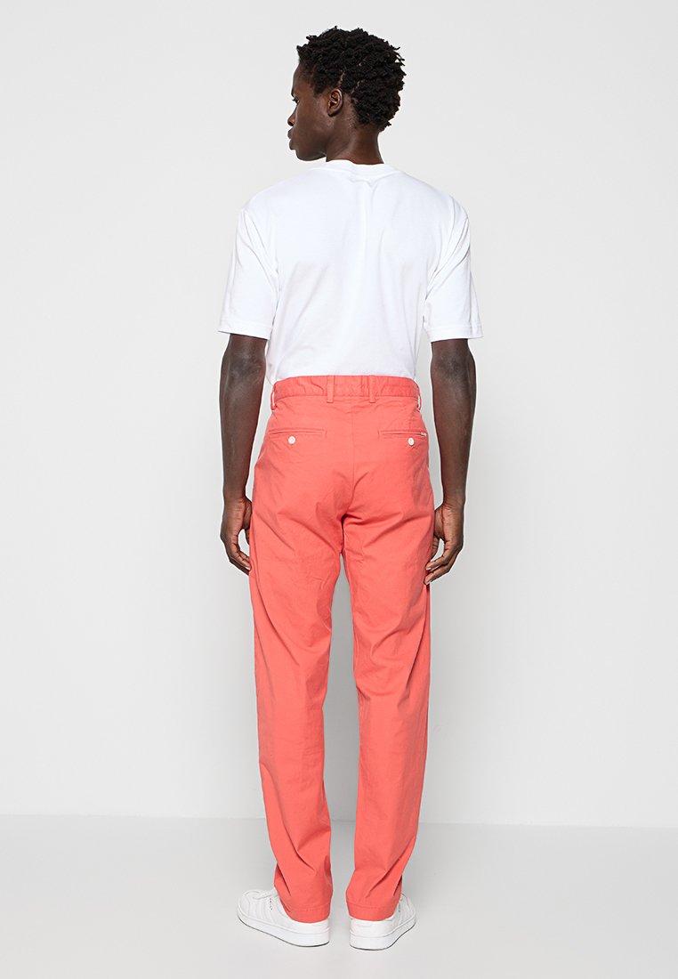 REGULAR FIT