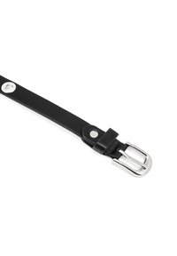 Cintura in pelle nera con una fibbia in metallo argentato. Presenta una texture liscia, fori per la regolazione e una chiusura a scatto vicino alla fibbia.