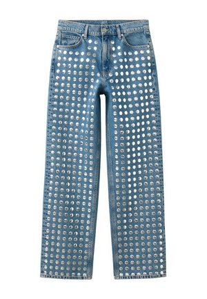 Jeans di denim blu con grandi borchie circolari argentate disposte uniformemente in colonne verticali sulla parte anteriore, dalla vita fino all'orlo.
