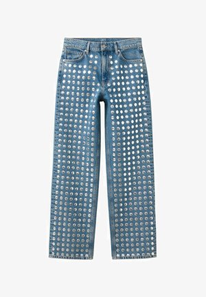 Niebieskie dżinsy z denimu ozdobione równomiernie rozmieszczonymi dużymi, srebrnymi, okrągłymi ćwiekami, pokrywającymi przód od pasa do dołu w pionowych kolumnach.