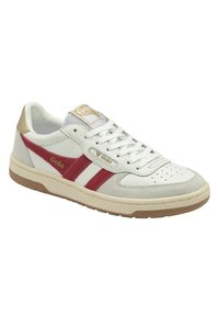 Sneaker basse bianche con una striscia rossa, dettagli in suede grigio e branding dorato sulla linguetta. Punta perforata per traspirabilità. Suola in gomma.