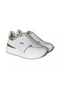 Sneaker bianchi con un design testurizzato, accenti dorati e bordi beige a motivo. Presentano una suola spessa e lacci tradizionali.