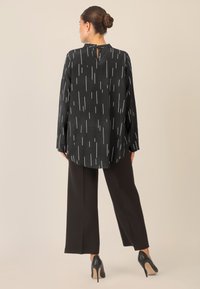 Apart BEDRUCKTE  - Blusa - schwarz creme