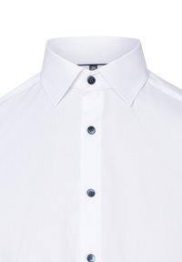 Camicia bianca con colletto a punta e quattro bottoni blu scuro lungo il davanti, su uno sfondo bianco.