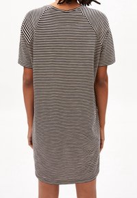 Sukienka do kolan w paski wykonana z miękkiej mieszanki bawełny, z czarnymi i kremowymi poziomymi paskami, krótkimi rękawami oraz luźnym krojem.