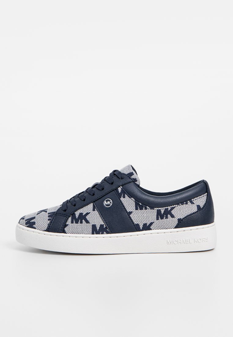 Navyblaue Sneaker aus Canvas, mit einem durchgehenden MK-Logo-Muster, Lederelementen und einer weißen Gummisohle. Abgerundete Zehenform.
