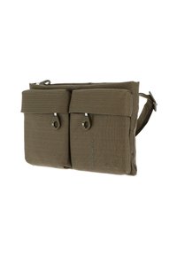 Sac d'épaule en tissu vert olive avec deux poches avant, fermeture éclair et sangle réglable. Finition texturée avec des accents en métal.