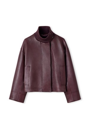 Giubbotto in pelle bordeaux con colletto alto a coste, chiusura con bottoni a pressione e due tasche frontali. La texture appare granulosa e liscia. Design corto.
