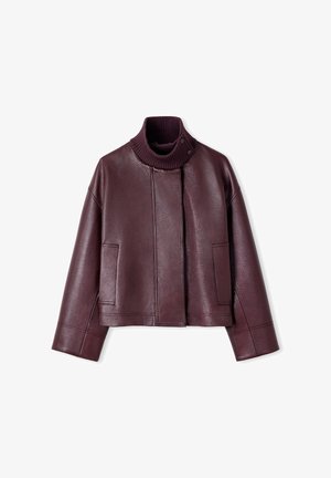Veste en cuir bordeaux avec un col haut à cannelures, fermeture à pression et deux poches avant. La texture semble grainée et lisse. Design court.