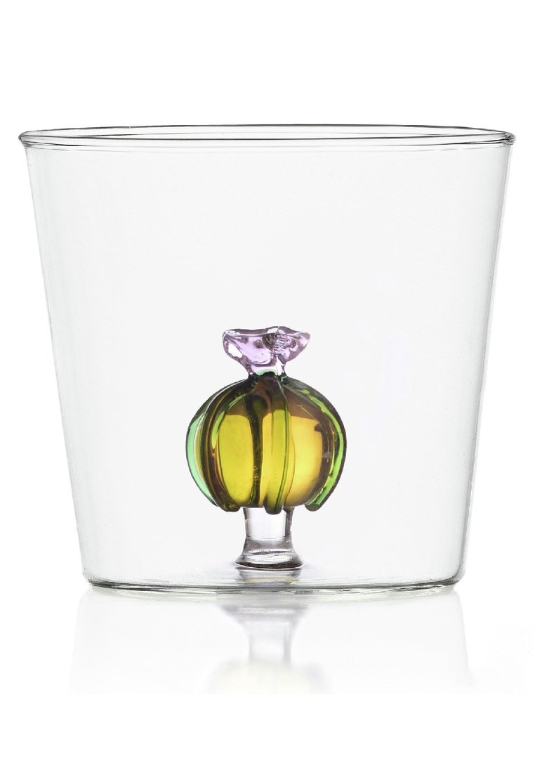 Klarer Glasbecher mit einem runden, grün-gelben Dekorationsfuß und einem lila Glashighlight an der Spitze, das eine einzigartige Form zeigt.