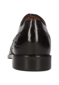 Scarpa da uomo in pelle nera con finitura liscia, dettagli brogue e punta arrotondata. Suola robusta con tacco basso.