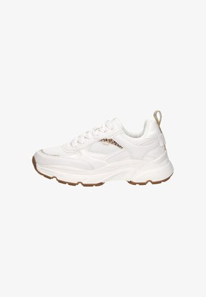 Baskets blanches épaisses avec panneaux en mesh et cuir, détail imprimé léopard près des lacets, et semelle en caoutchouc marron avec languette à l'arrière.