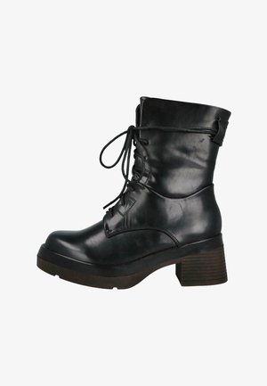 Botín de cuero negro con punta redondeada, cierre de cordones en la parte delantera y tacón ancho. Presenta un acabado liso y una ligera textura en la parte superior.