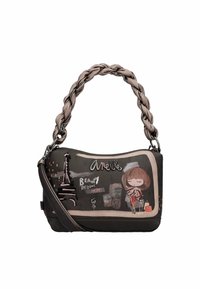 Bolso de mano de cuero negro con una correa trenzada, que presenta una obra de arte colorida, texto y acentos. Las ilustraciones incluyen una chica y la Torre Eiffel.