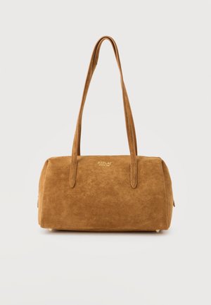 Καφέ σουέντ ορθογώνια τσάντα χειρός με δύο μακριούς ιμάντες και μικρό χρυσό κείμενο "REPLAY" στο κέντρο της μπροστινής πλευράς.