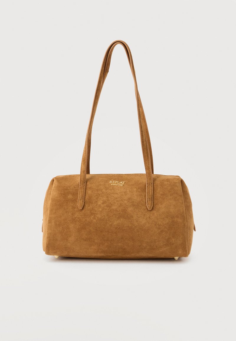 Καφέ σουέντ ορθογώνια τσάντα χειρός με δύο μακριούς ιμάντες και μικρό χρυσό κείμενο "REPLAY" στο κέντρο της μπροστινής πλευράς.