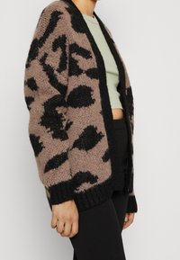 Vero Moda Petite Kofta - brown