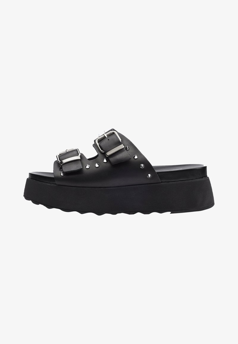 Sandali platform neri in pelle con due cinture regolabili e borchie metalliche. La suola presenta un design testurizzato e ondulato per garantire aderenza.