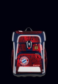 Sac à dos rouge et marine avec un motif géométrique, des accents réfléchissants, le logo du FC Bayern München, un pendentif en ours, plusieurs compartiments et des bretelles rembourrées.