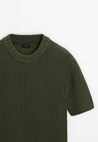 Strikket kortærmet sweater i mørkegrøn med ribbet struktur og rund halsudskæring. Simpelt design uden yderligere pynt.