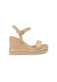 Sandalo con zeppa beige realizzato in morbido materiale sintetico, dotato di una cinghia alla caviglia con fibbia metallica e suola intermedia in juta intrecciata.