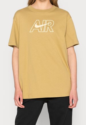 Camiseta oversized color caqui hecha de algodón, con un gran logo blanco "AIR" y el swoosh de Nike, mangas cortas y un escote redondo.