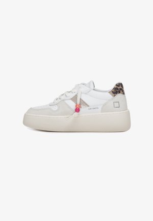 Sneaker bianca low-top con suola spessa, dettagli in pelle scamosciata beige, tallone con stampa leopardata, striscia metallica e perline rosa e arancioni sui lacci.