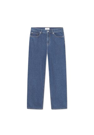 Pantalon en denim bleu avec une coupe droite, cinq poches et une fermeture à bouton à l'avant. Présente un délavage léger et des détails de couture subtils.