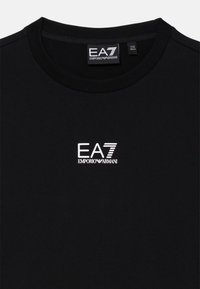 Schwarzes Baumwoll-T-Shirt mit Rundhalsausschnitt und kurzen Ärmeln, verziert mit dem weißen EA7 Emporio Armani Logo auf der Brust.