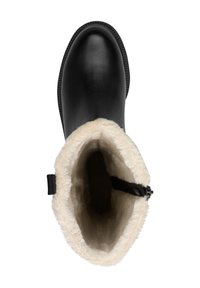 Bota negra impermeable con un suave forro de piel sintética crema. Presenta una punta redondeada y una pequeña correa negra en el lateral para el cierre.