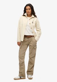 Superdry & Co STRAIGHT - Pantalon cargo - deep beige slub