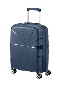 Valigia rigida blu navy con un design testurizzato caratterizzato da scanalature angolari, una maniglia telescopica e quattro ruote multidirezionali.