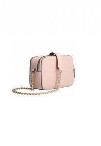 Borsa a mano rettangolare rosa con superficie testurizzata, manico a catena dorata, chiusura con zip e una tracolla rimovibile per opzioni di trasporto versatili.