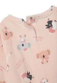 Mono ligero color rosa claro, hecho de suave forro polar, con dibujos de koalas y pájaros de dibujos animados, con cuello redondo y cierres a presión en la parte posterior. Incluye el texto "FELICES JUNTOS".