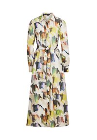 Langärmliges Hemdkleid mit mehrfarbigem abstraktem Aquarellmuster und Stoffgürtel in der Taille auf weißem Hintergrund.