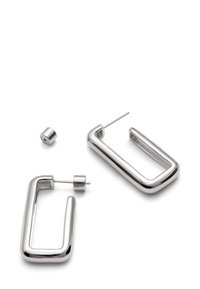 Pendientes de aro de metal plateado en forma rectangular con un acabado pulido. Cuentan con un cierre de tipo pala y acentos cilíndricos removibles.