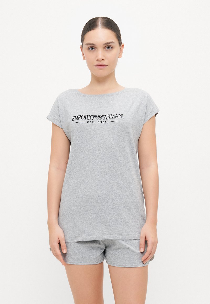 Sivý súprava loungewear z bavlny obsahujúca krátky rukáv a okrúhly výstrih s potlačeným logom, spárovaná s ladiacimi šortkami.