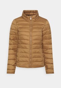 Let, quiltet, brun dunjakke med en stående krave og lynlås foran. Har horisontal syning og en glat tekstur.