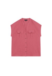 Roze T-shirt met korte mouwen en een V-hals, twee voorkruiszakken en knoopsluiting, gemaakt van een lichtgewicht stof. Vlakke, gladde textuur.