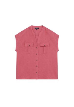 Camisa rosa de manga corta con escote en V, dos bolsillos frontales y cierre de botones, confeccionada en una tela ligera. Textura plana y suave.