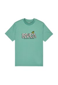 Camiseta de algodón verde menta con mangas cortas, que presenta un estampado gráfico audaz de "RVCA" y una mariposa, el texto dice "NATURALEZA VS INDUSTRIA".